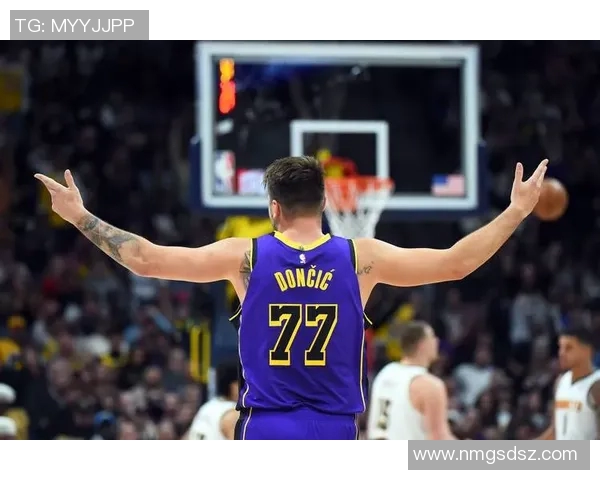 伦纳德半场21分,东詹里合砍47分,湖人暂72-65快船